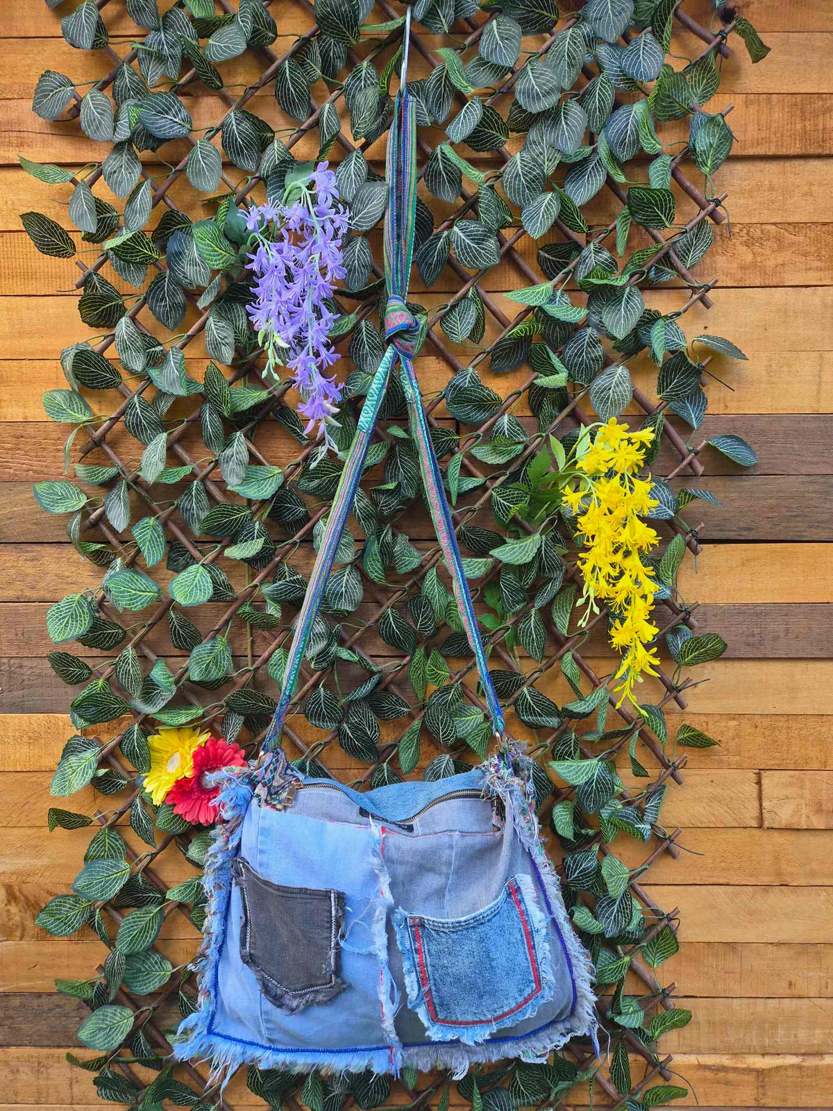 Voorkant handgemaakte denim patchwork tas met jeanszakken