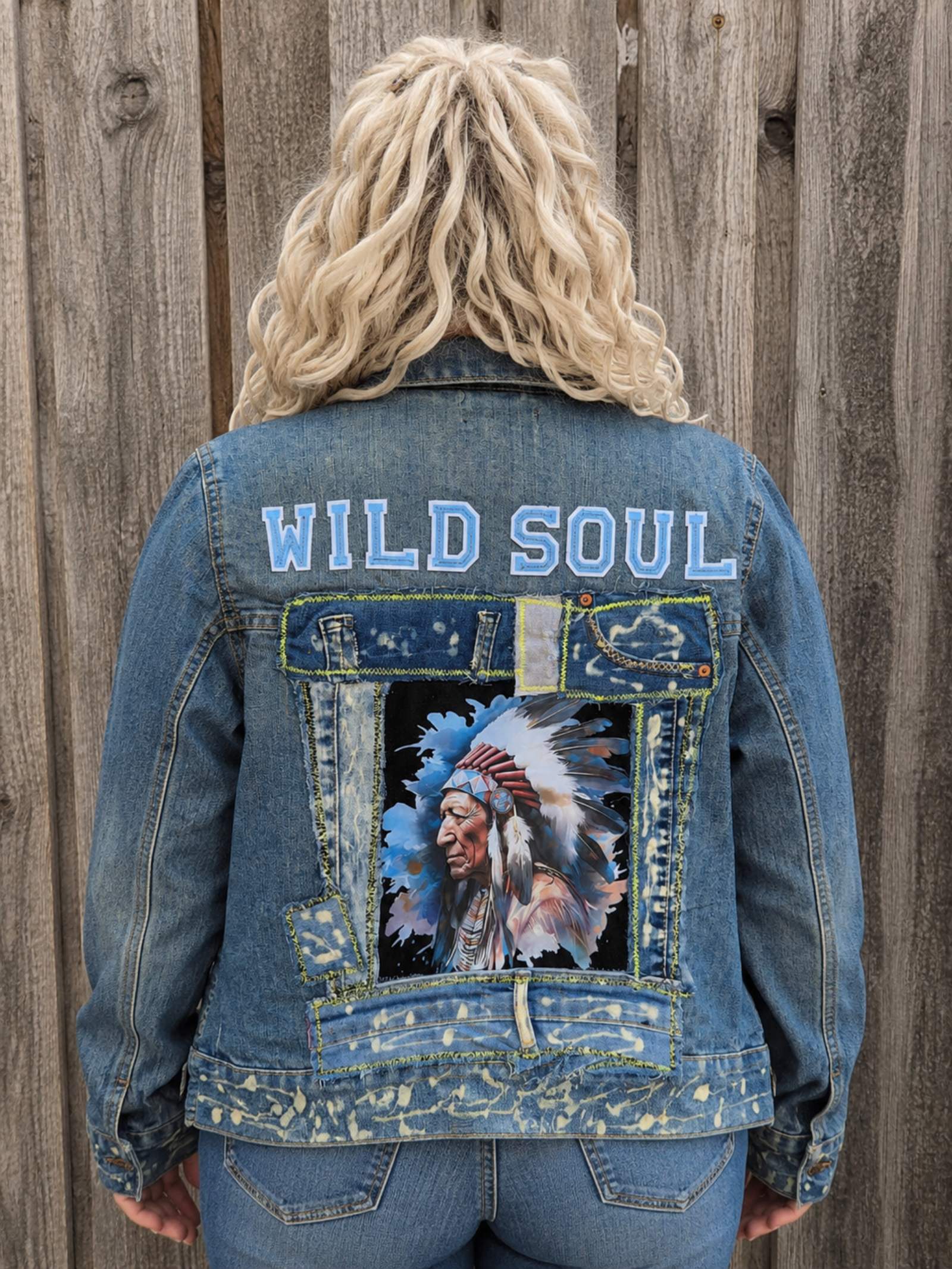 Achterkant van een handgemaakt Wild Soul upcycled denim jasje met Native American artwork, patchwork details en verfspatten van Old New Atelier.