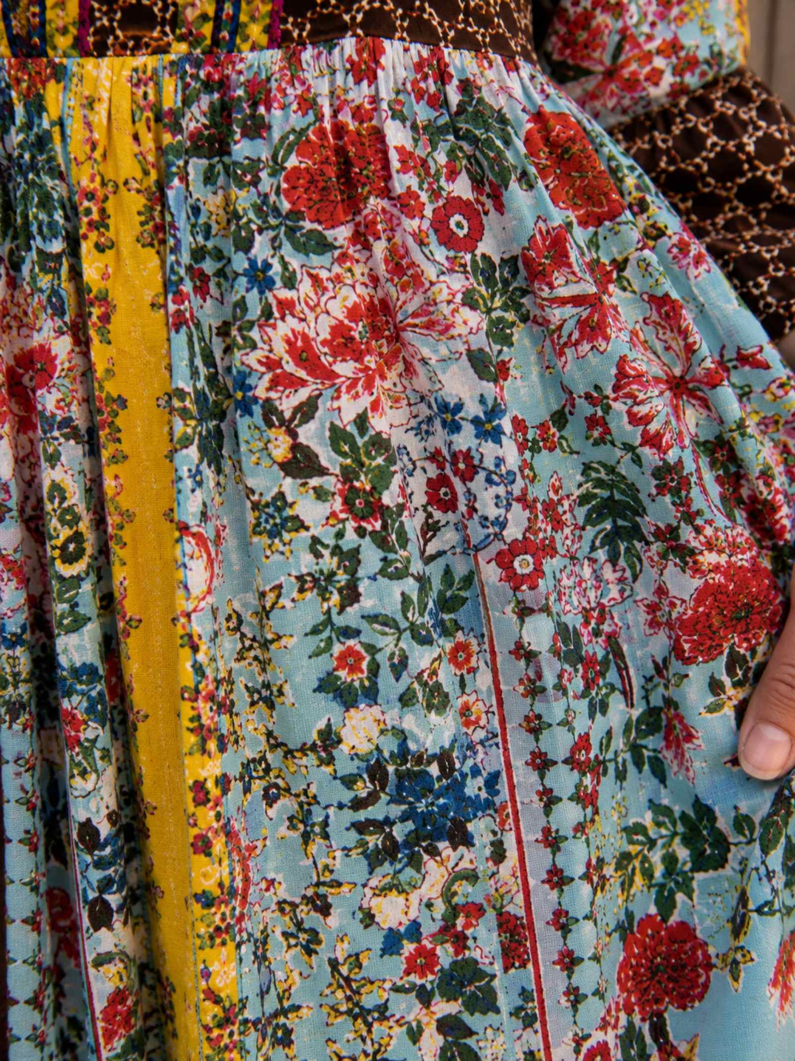 Detail van de kleurrijke bloemenprint op de boho tuniek van 100% katoen met fijne stofstructuur.