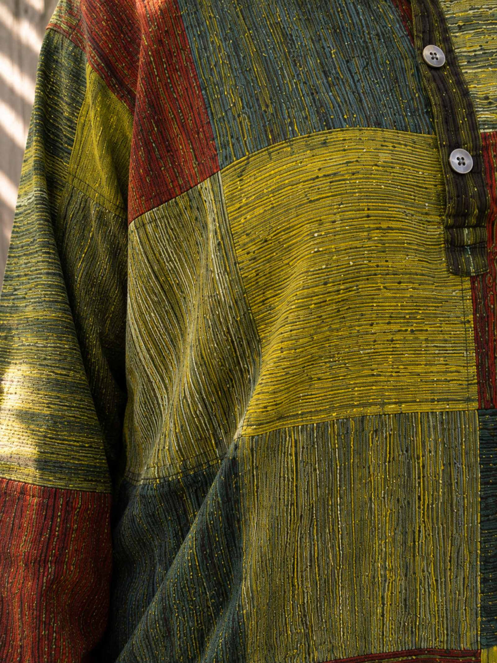 Close-up kleurrijk patchwork van Earth Soul katoenen blouse