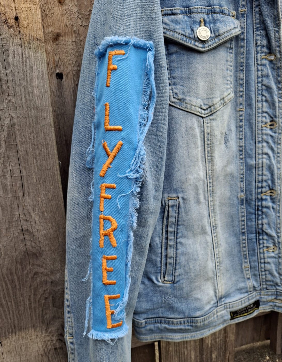 Fly Free mouw detail op handgemaakt denim jacket