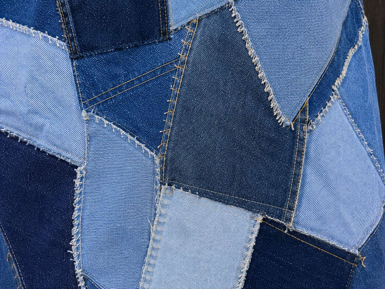 Close-up van het unieke denim patchwork op de achterkant van Blue Nomad.