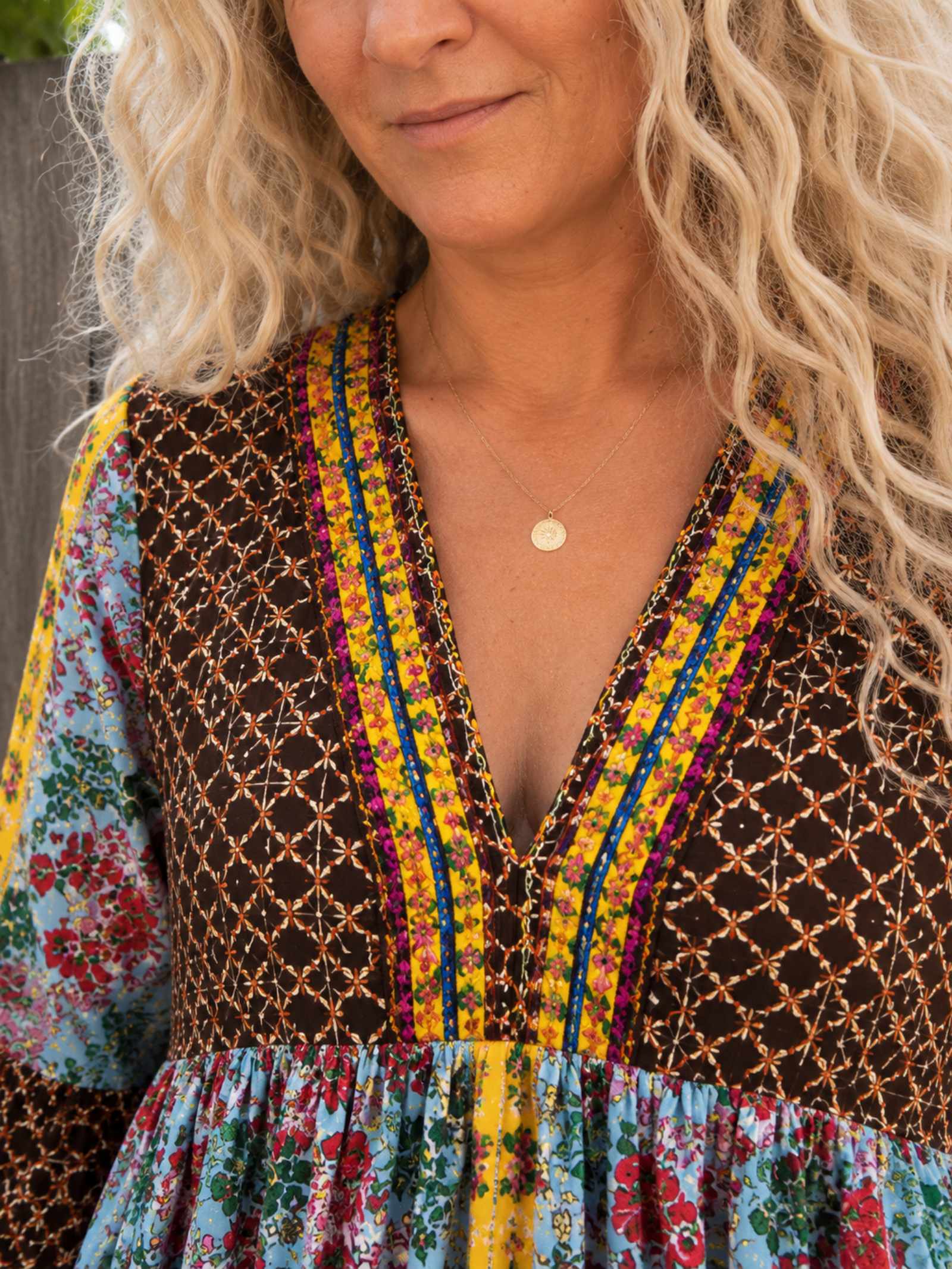 Close-up van de kleurrijk geborduurde V-hals van de boho tuniek met verfijnde borduurrand.