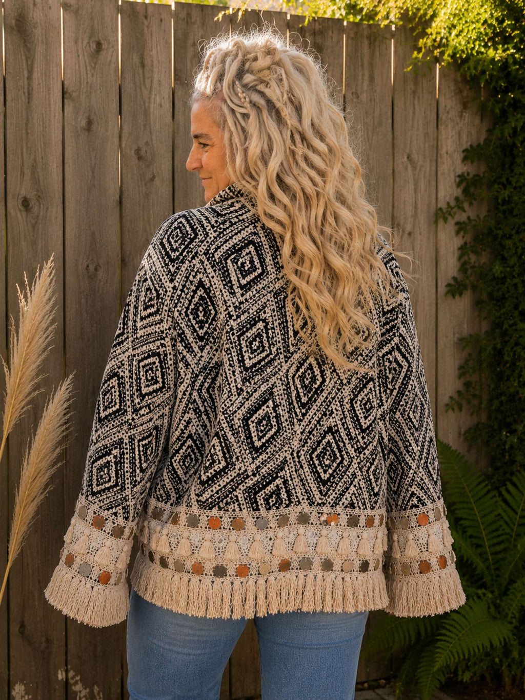 Achterkant van boho kimono jasje zwart crème met franjes.