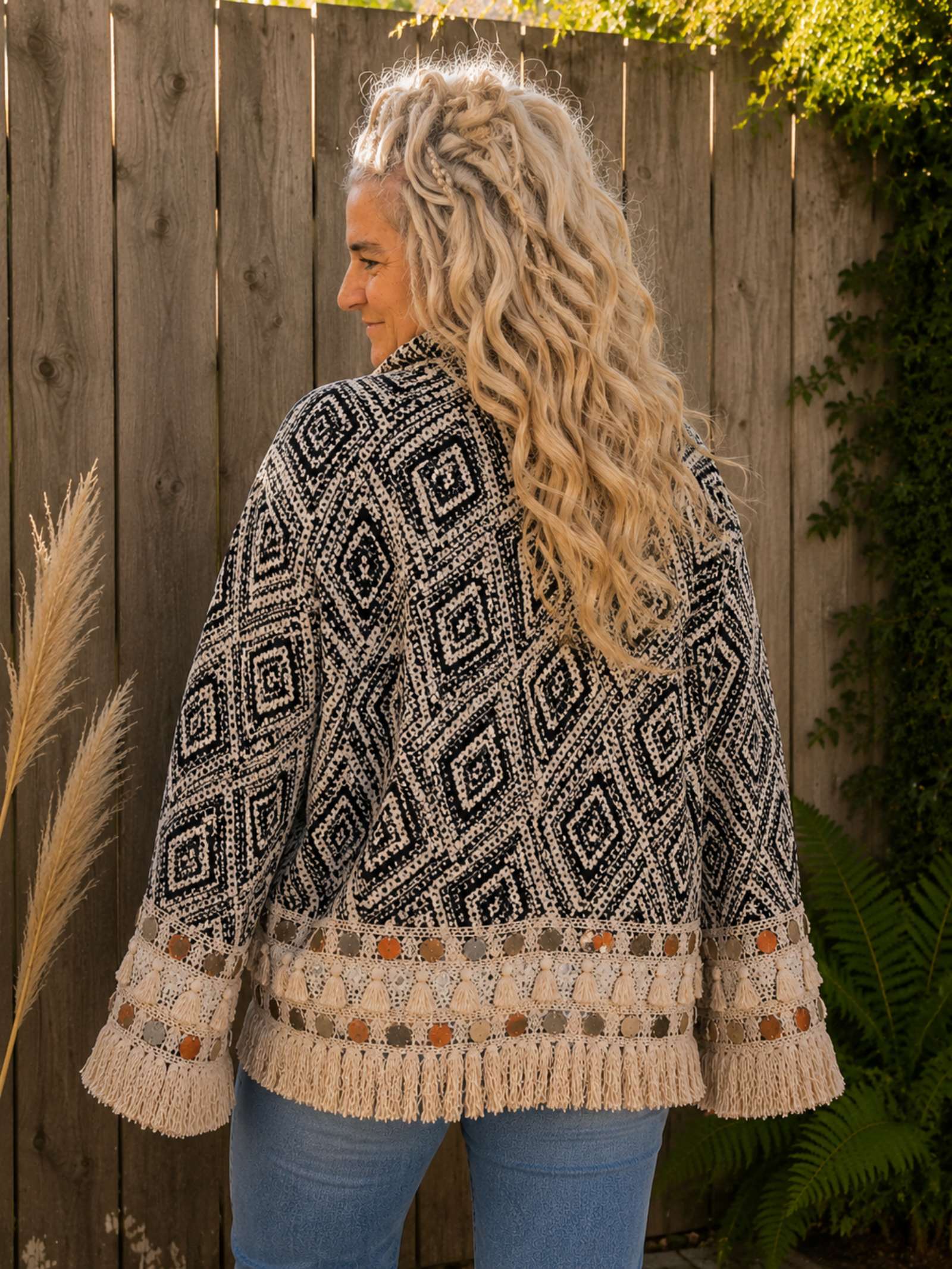 Achterkant van boho kimono jasje zwart crème met franjes.