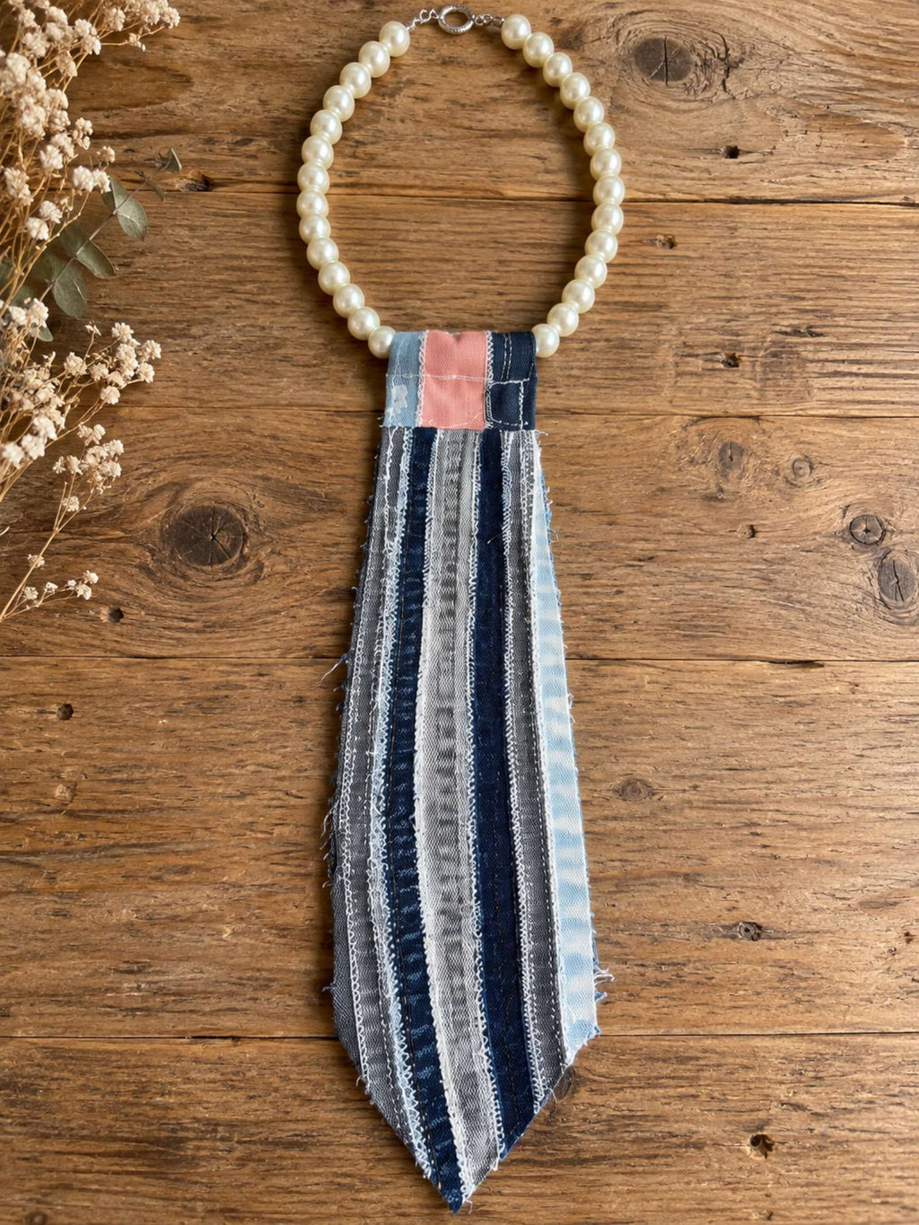 One of a Kind denim tie necklace van upcycled jeans met parelketting