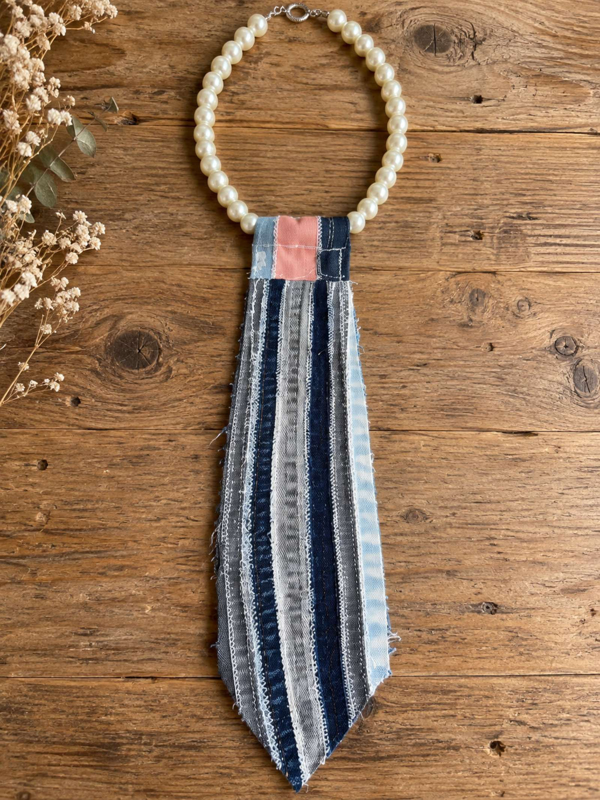One of a Kind denim tie necklace van upcycled jeans met parelketting