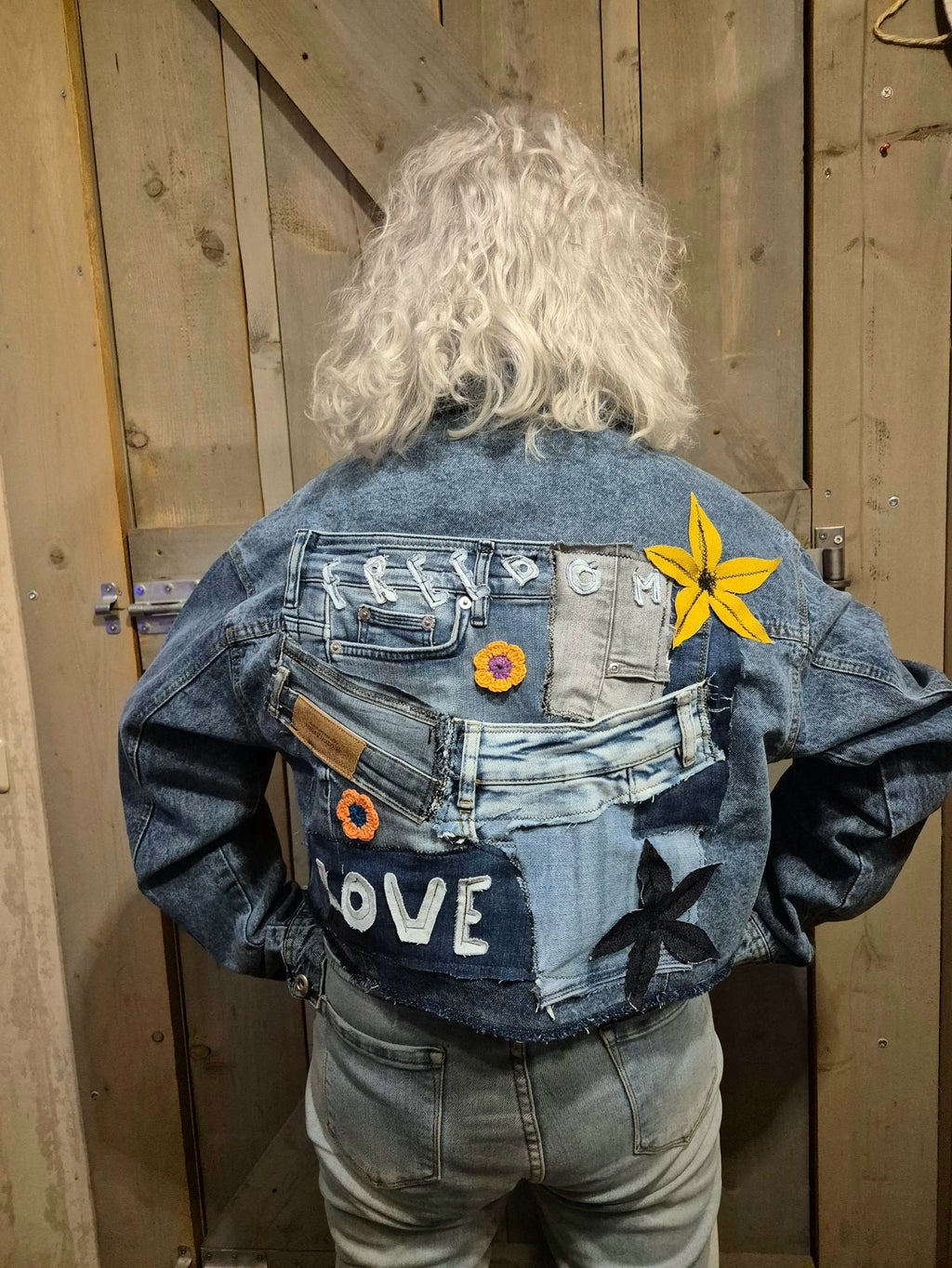 Model draagt handgemaakt denim jasje achterkant