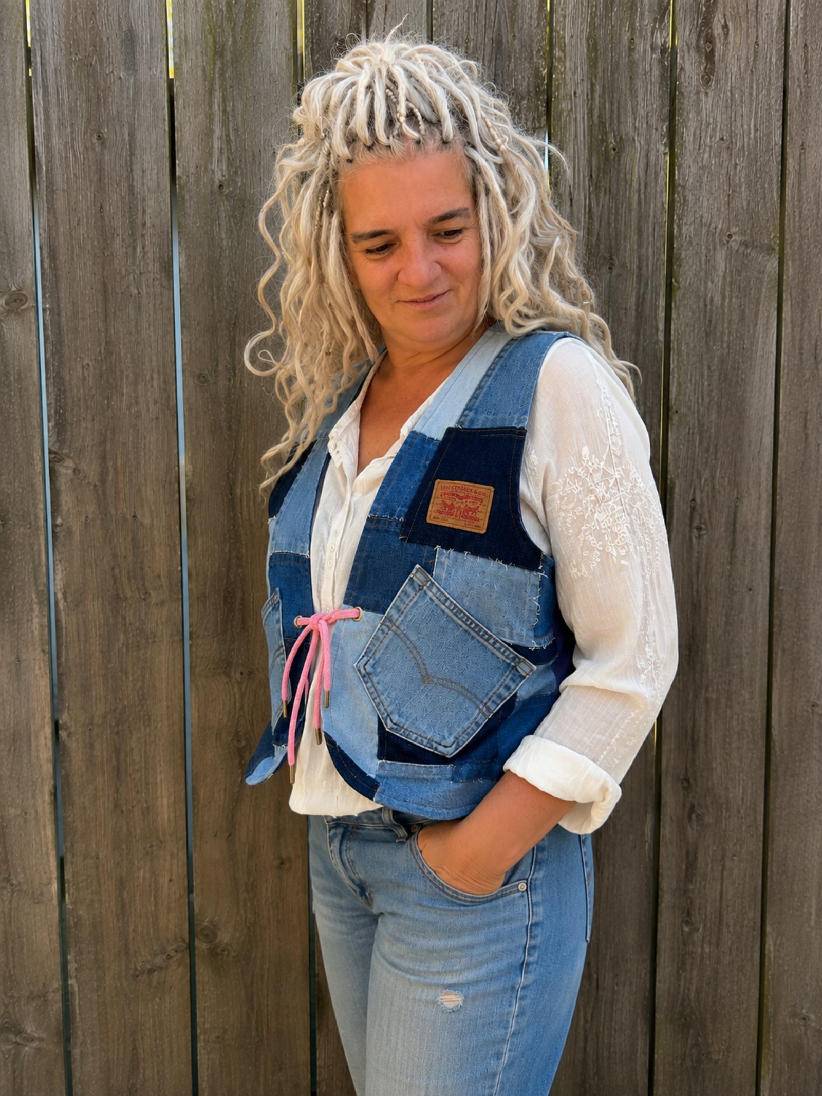 3/4 zijaanzicht van Blue Nomad L/XL Levi's patchwork hesje met zichtbaar voor- en achterpand.