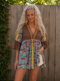 Boho tuniek met bloemenprint gedragen aan de voorkant. Luchtige pasvorm van 100% katoen met kleurrijke geborduurde hals.