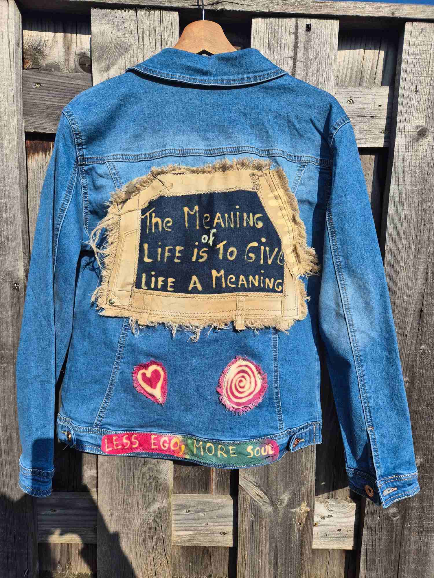 Handgemaakte Denim Jas met Quote – Boho Upcycled Statement Piece