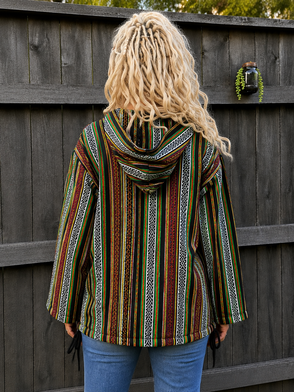 Achterkant multicolor boho hoodie met capuchon en doorlopend streeppatroon