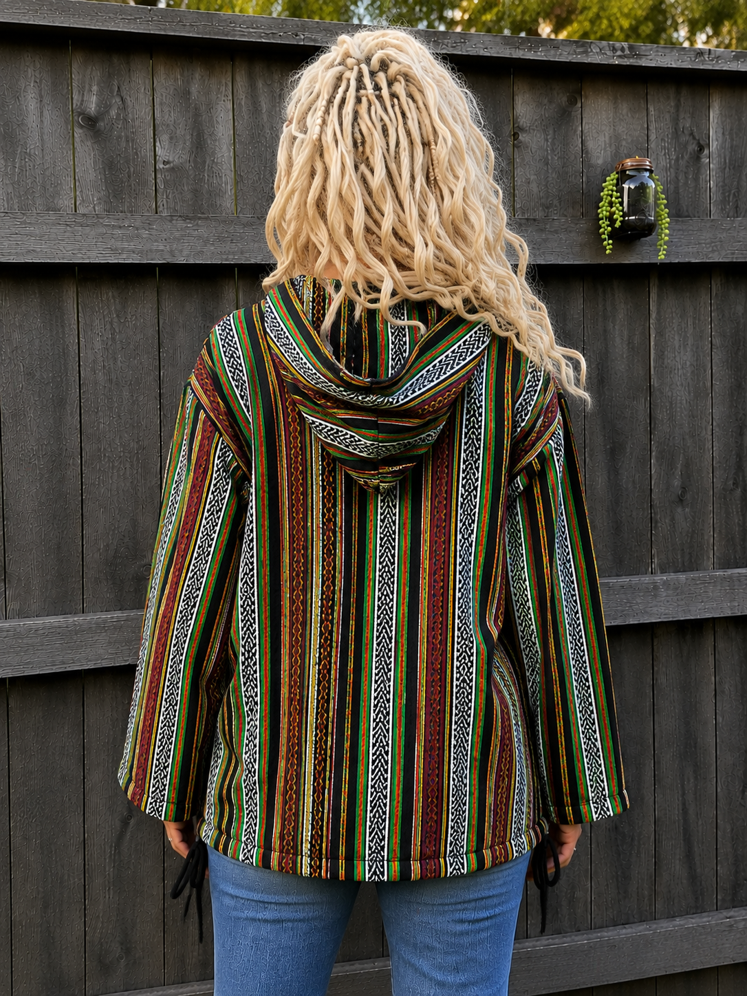 Achterkant multicolor boho hoodie met capuchon en doorlopend streeppatroon