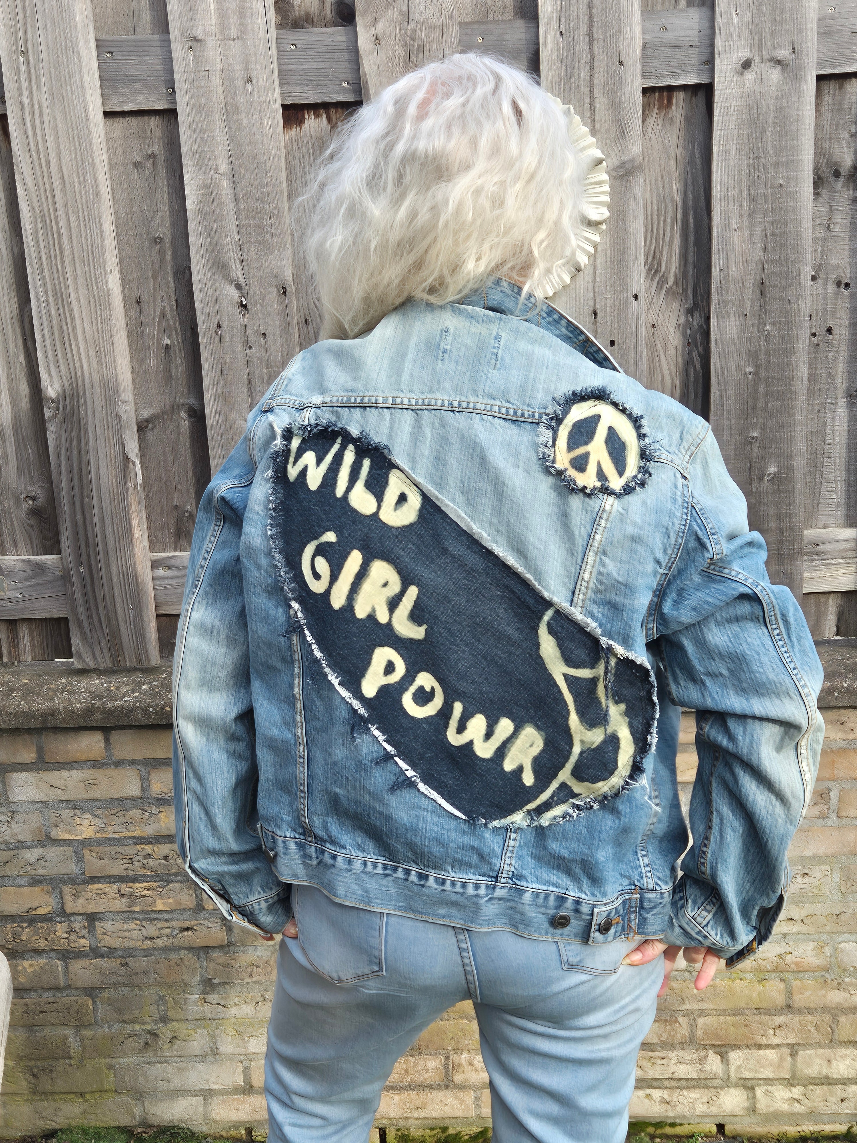 detail wild girl power patch handgemaakte jas upcycled kleding