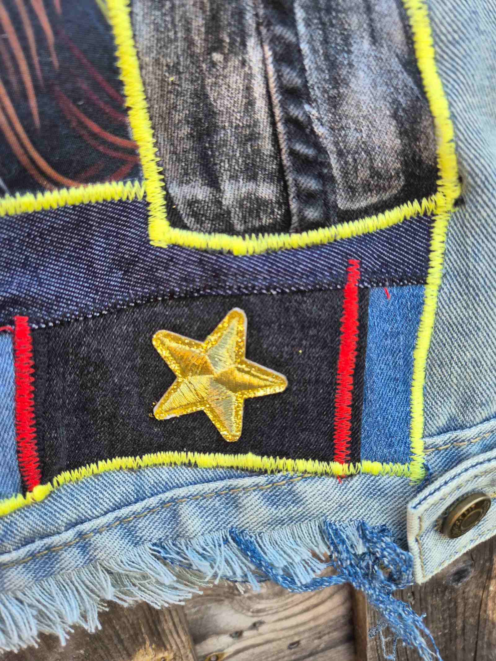 Detail van rafelranden en denim stiksels van Old New Atelier