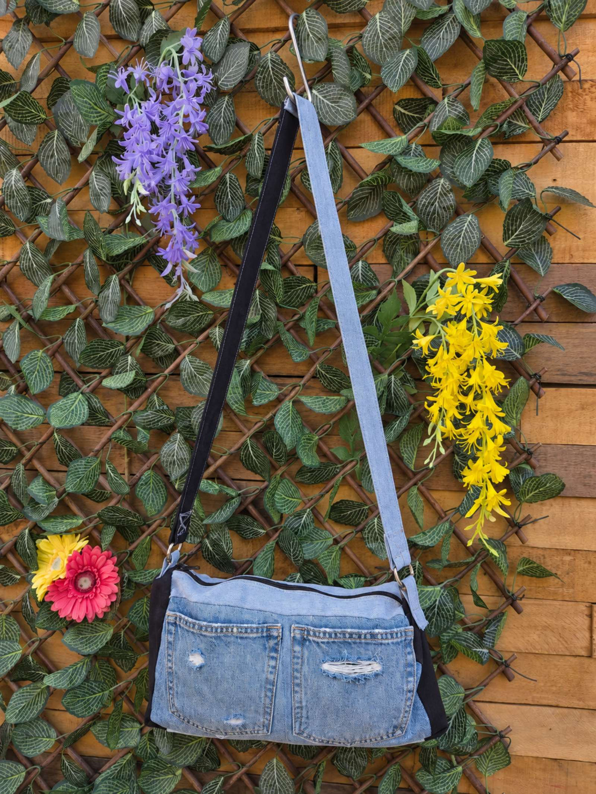 Upcycled denim tas met lange zwart lichtblauwe schouderband