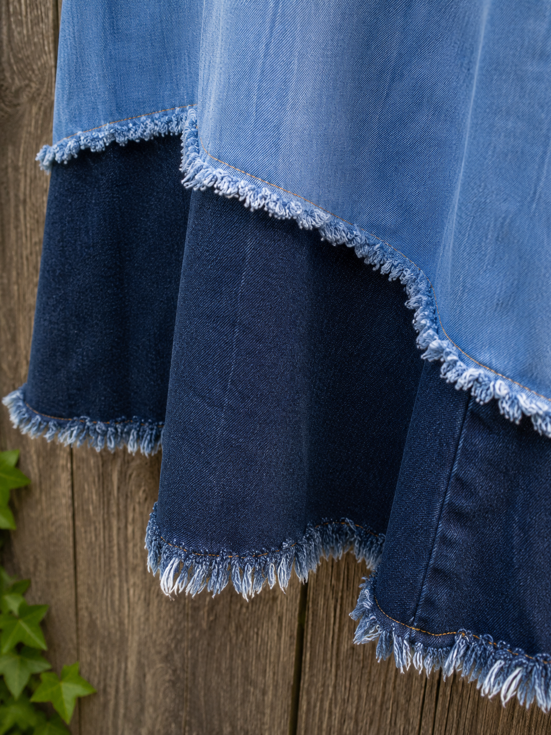 Detail van rafelranden aan de onderkant van de handgemaakte upcycled denim rok