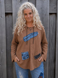 Damesmodel draagt One of a Kind Hippie Groovy Top met upcycled denim details, voorkant zichtbaar.