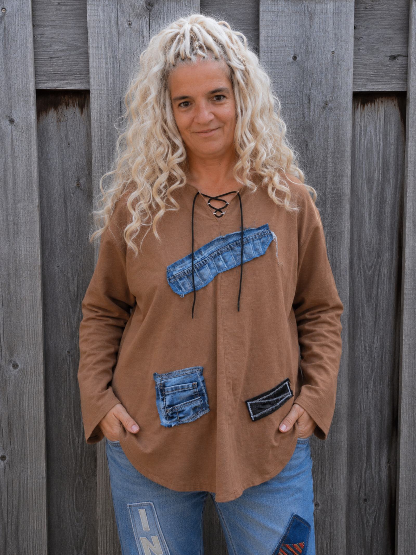 Damesmodel draagt One of a Kind Hippie Groovy Top met upcycled denim details, voorkant zichtbaar.