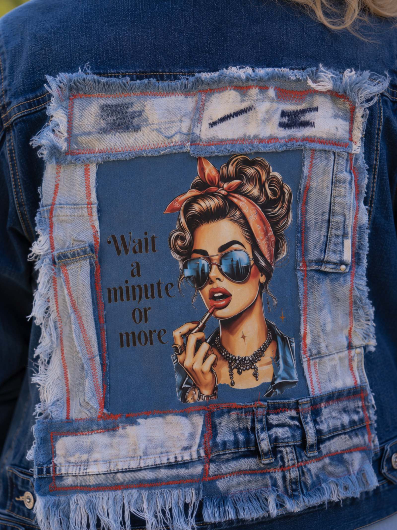 Detail van het Wait a Minute artwork met handgemaakt patchwork en rafels op upcycled denim jasje