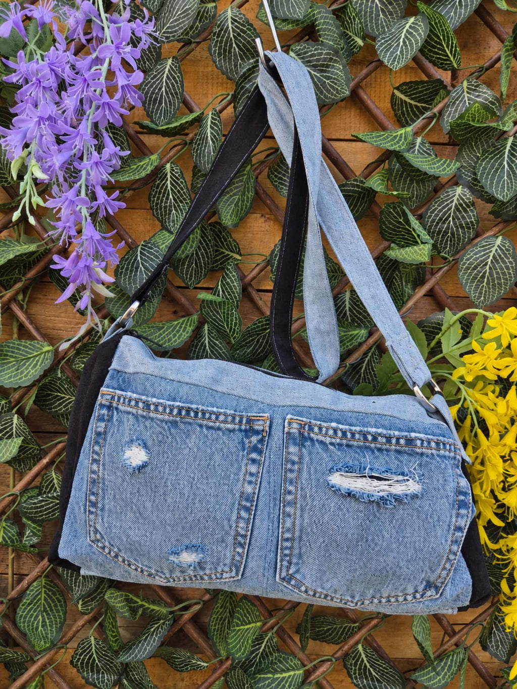 Upcycled denim schoudertas met originele lichtblauwe jeanszakken