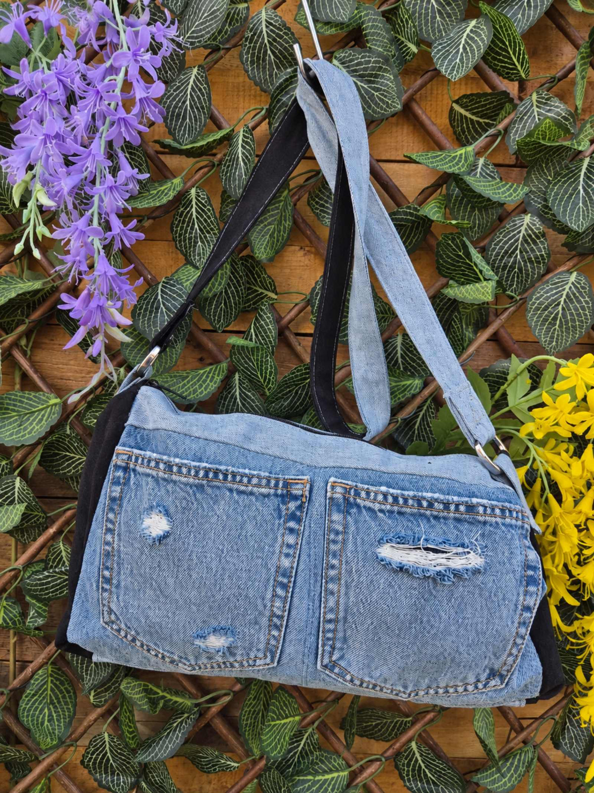 Upcycled denim schoudertas met originele lichtblauwe jeanszakken