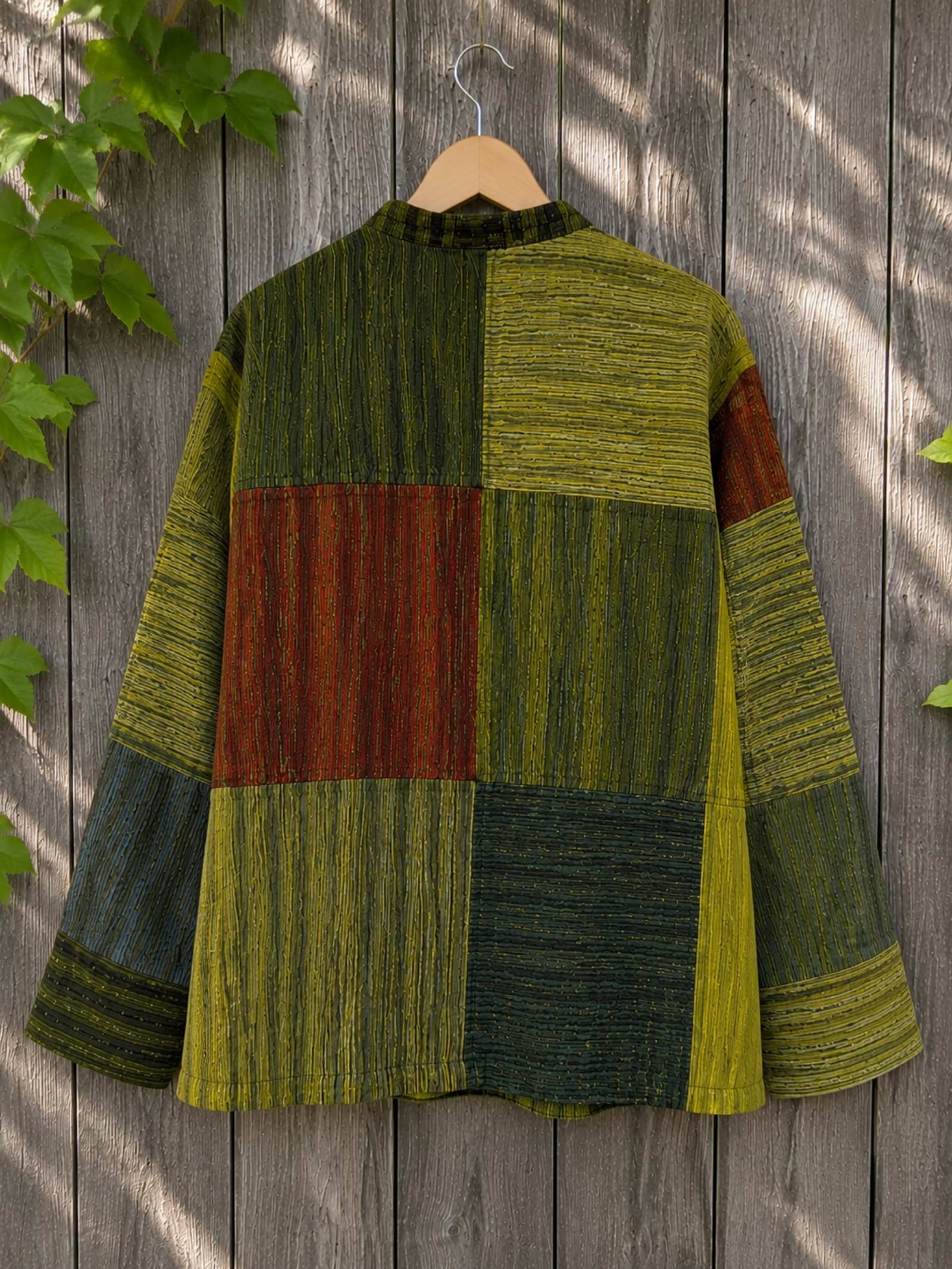 Achterkant Earth Soul katoenen patchwork blouse gemaakt in Nepal