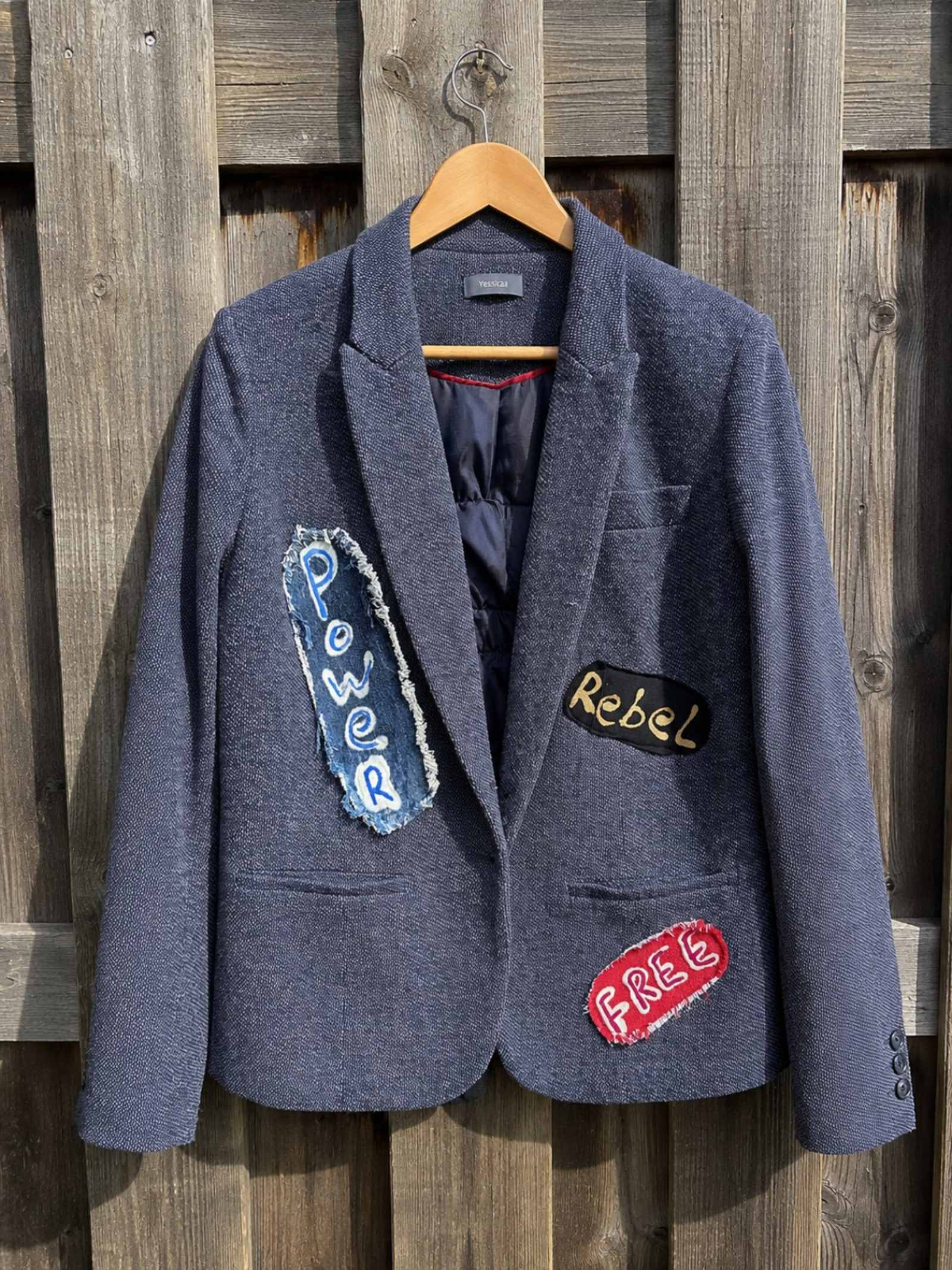 One of a Kind Power Rebel blazer voorkant met handgeschilderde Power, Rebel en Free patches - Old New Atelier