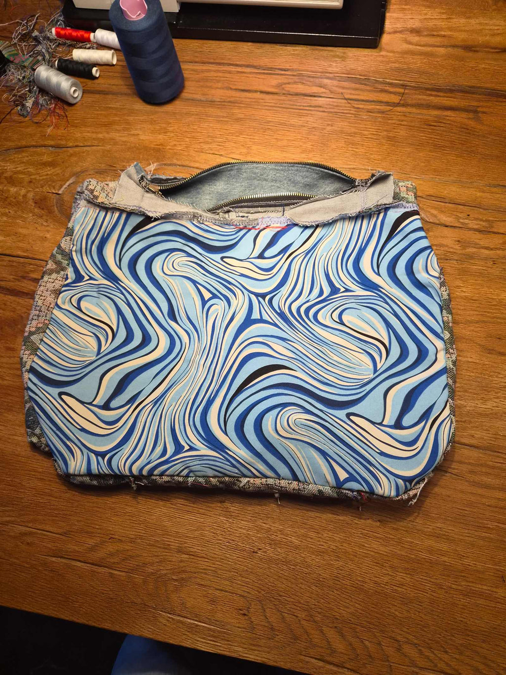 Gevoerde binnenkant van upcycled denim tas met blauw wit dessin
