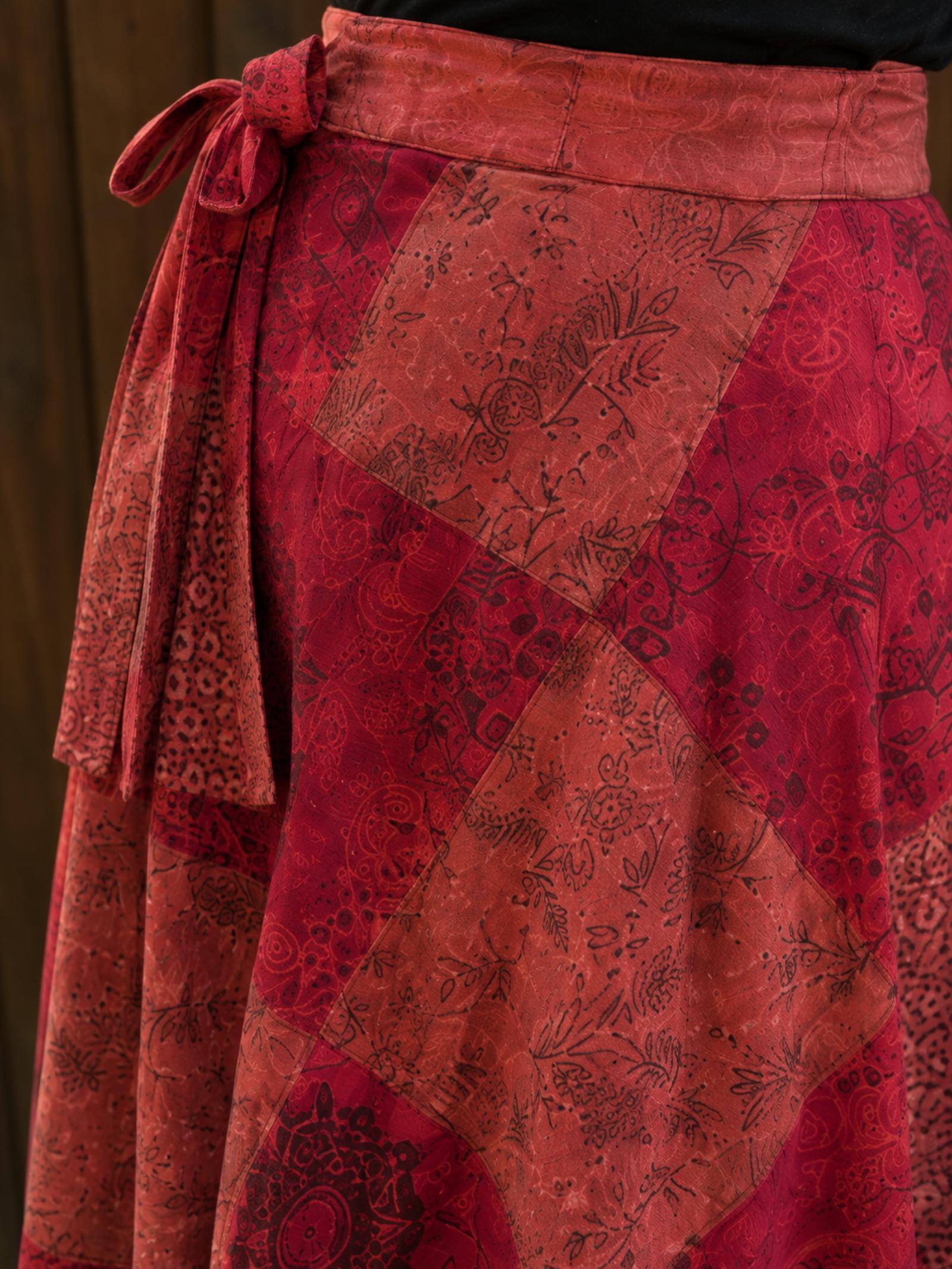 Detail van de verstelbare striksluiting van de rode wrap rok.