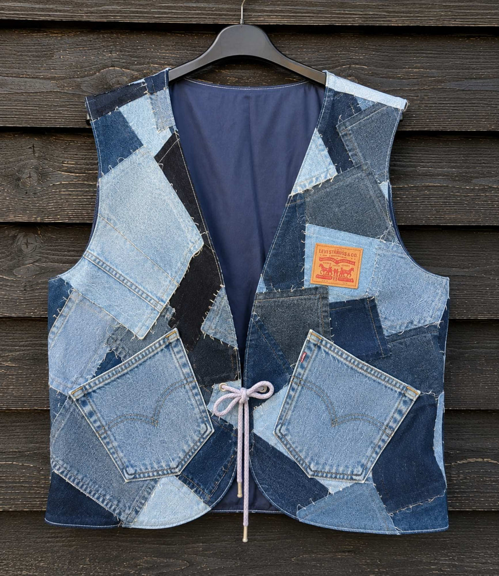 Blue Nomad One of a Kind Levi's patchwork hesje voorkant op hanger.