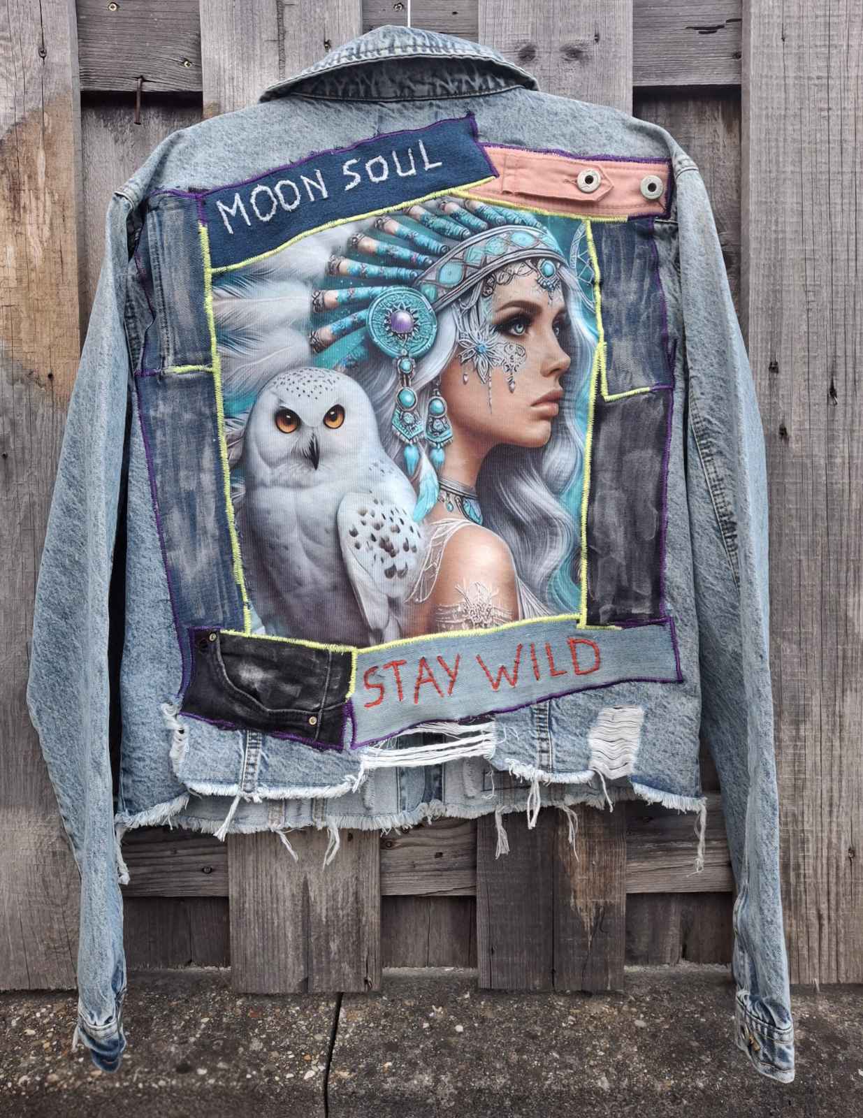 Upcycled denim jacket Moon Soul met sneeuwuil artwork en handgemaakte boho details