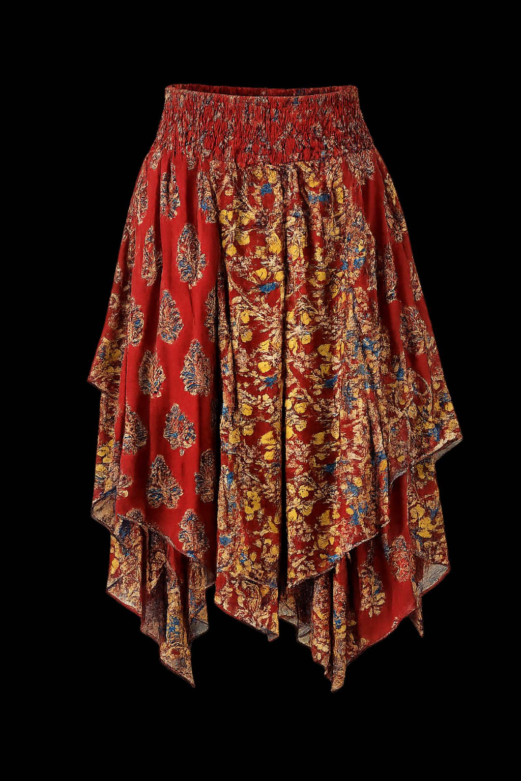 Rode asymmetrische boho rok met elastische tailleband en patchworkprint. Handgemaakte bohemian rok van Old New Atelier.