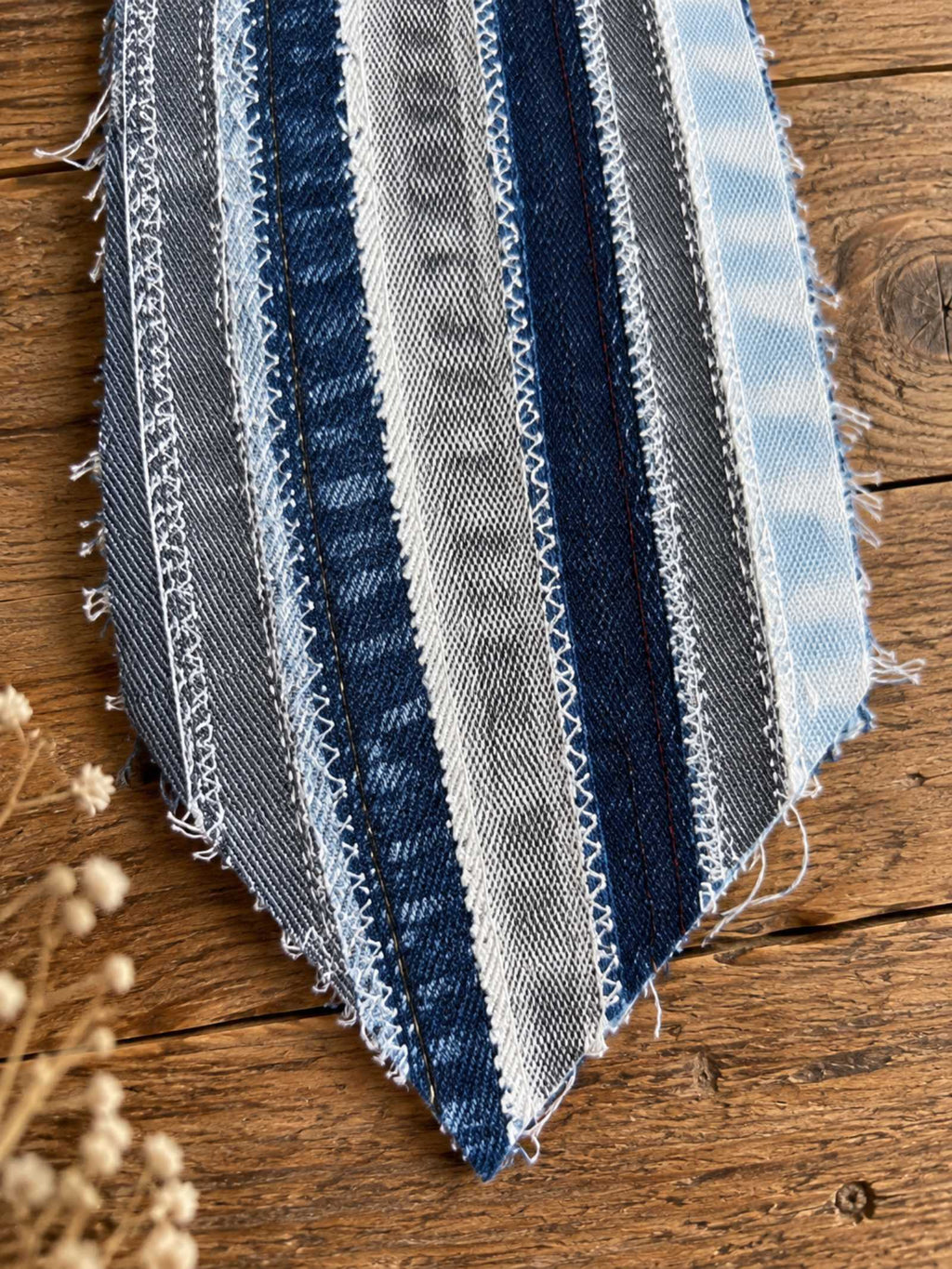 Close-up van verschillende denimstroken met zichtbare stiksels en rafelranden