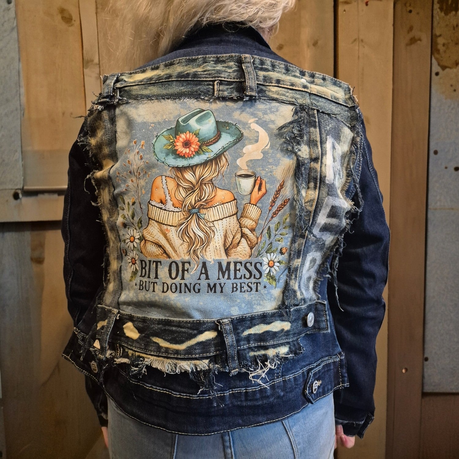 detail van handgemaakt upcycled denim jasje met boho illustratie op de rug Old New Atelier