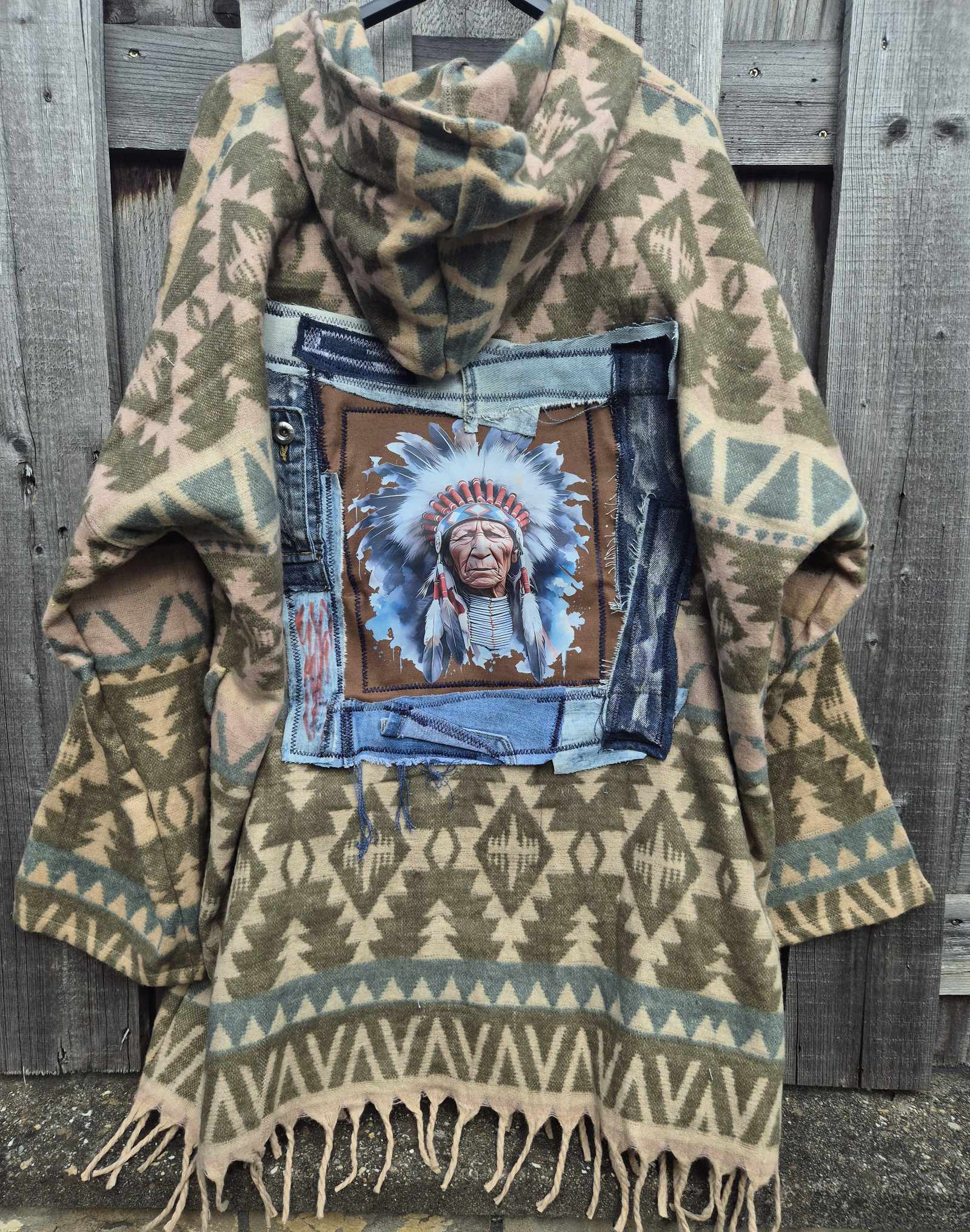 Boho poncho jasje met upcycled denim patchwork achterkant