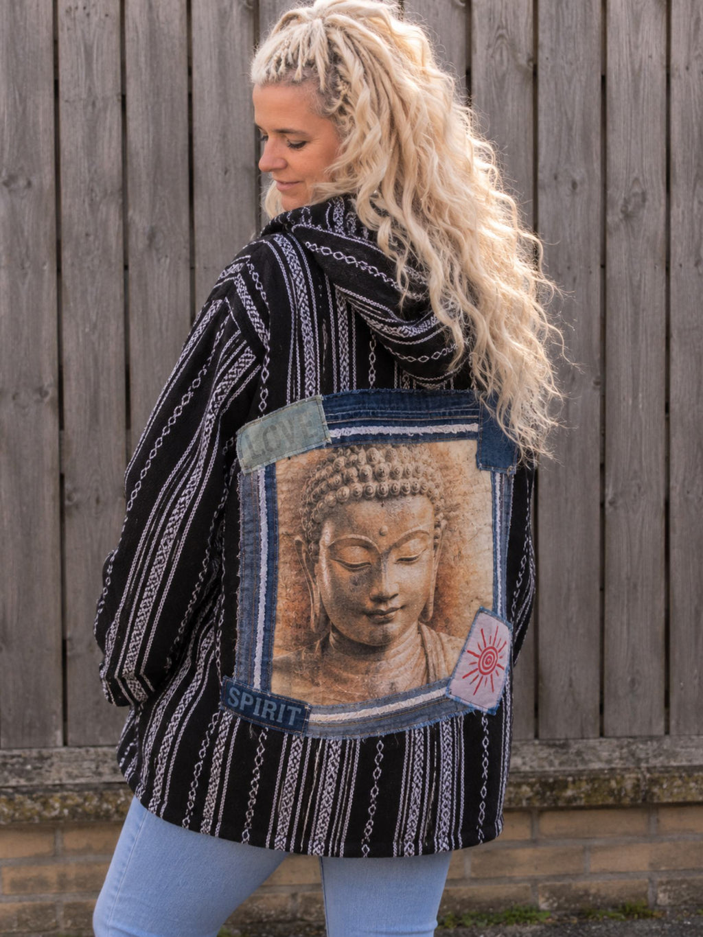Handgemaakt boho capuchonvest met groot Buddha kunstwerk op de achterkant, gedragen in 3/4 achteraanzicht – Old New Atelier.