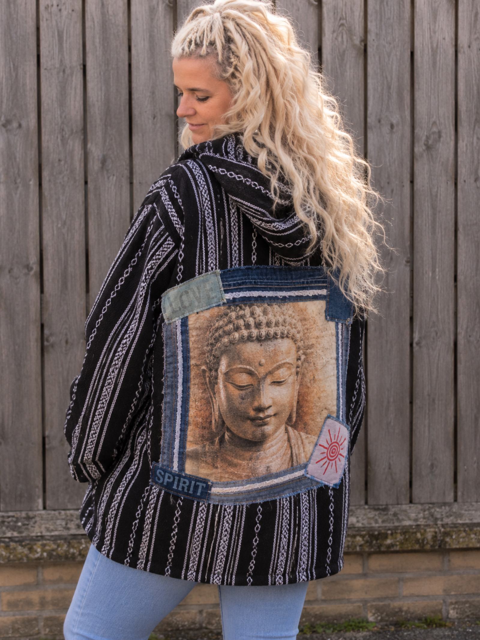 Handgemaakt boho capuchonvest met groot Buddha kunstwerk op de achterkant, gedragen in 3/4 achteraanzicht – Old New Atelier.