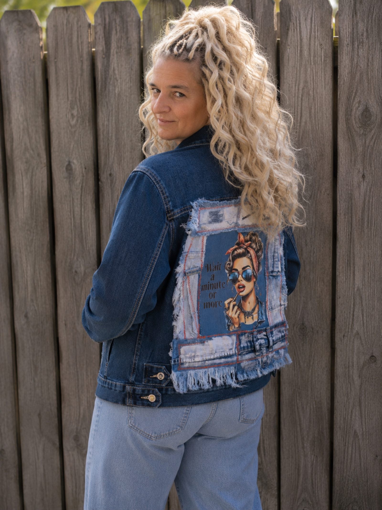 Wait a Minute upcycled denim jasje 3/4 achterkant met artwork gedragen - Old New Atelier