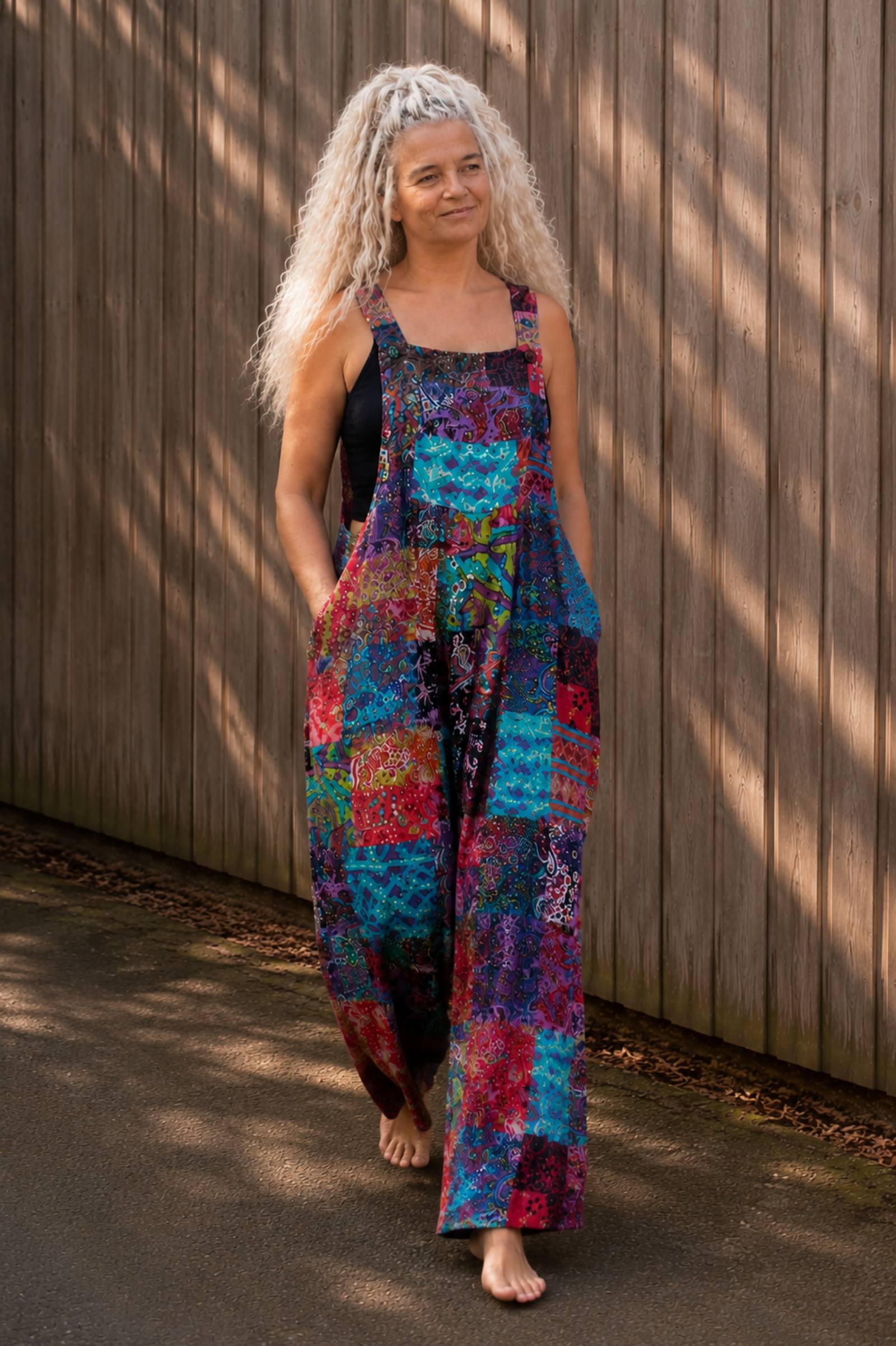 Boho patchwork jumpsuit met soepel vallende wijde pijpen in beweging