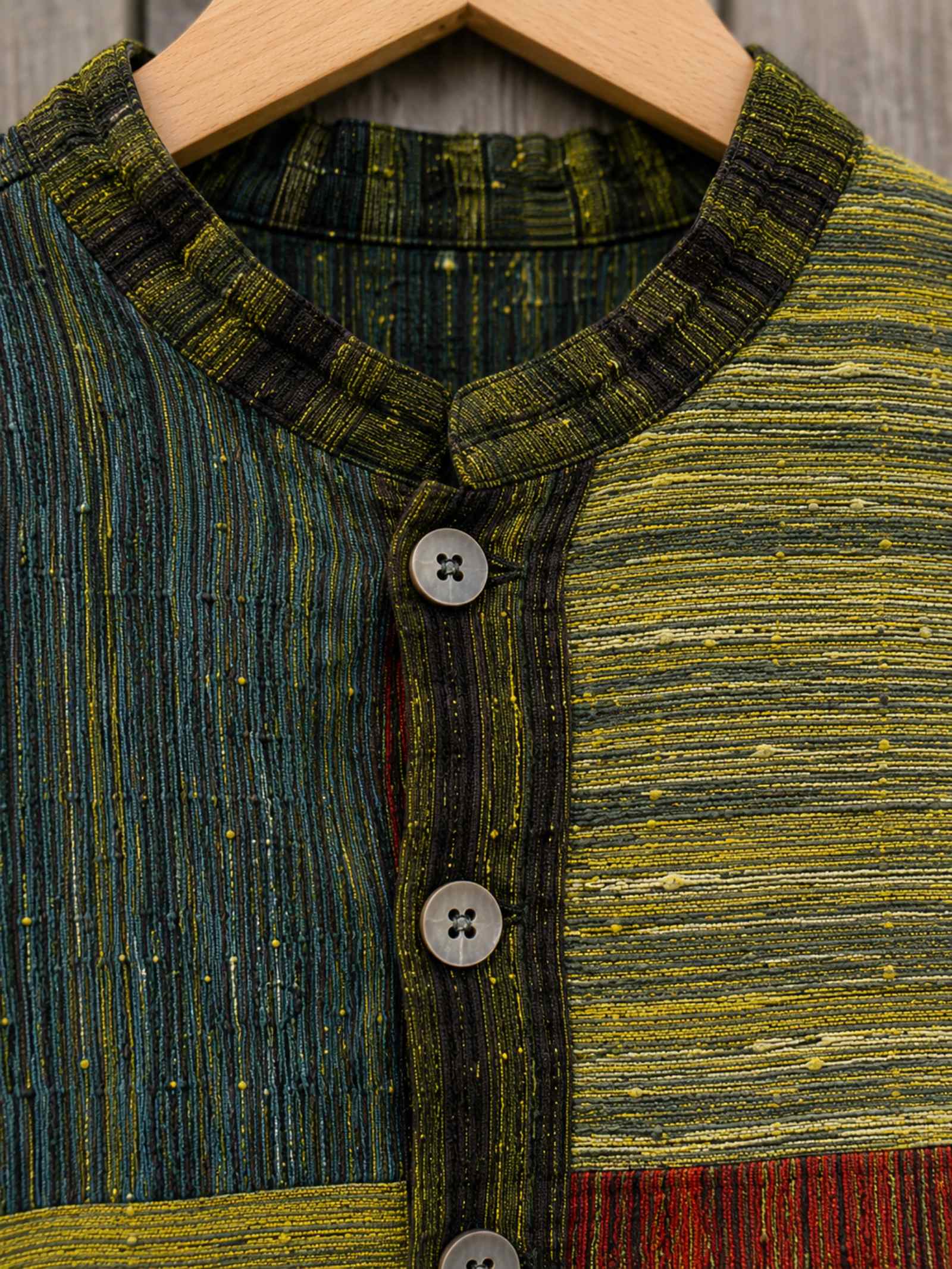 Close-up hals en knoopsluiting van Earth Soul patchwork blouse