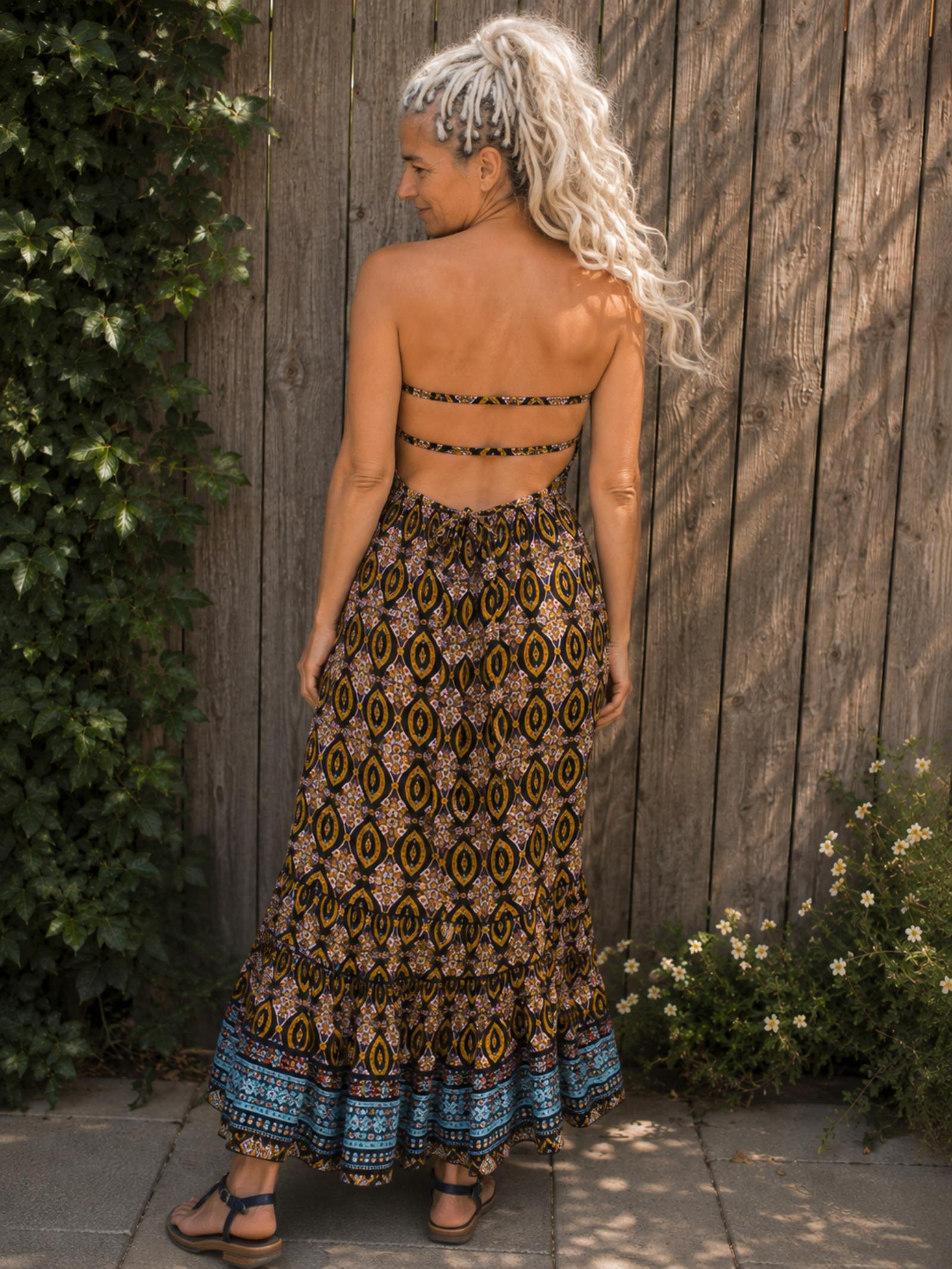 Achterkant van boho jurk met open rug en drie bandjes.