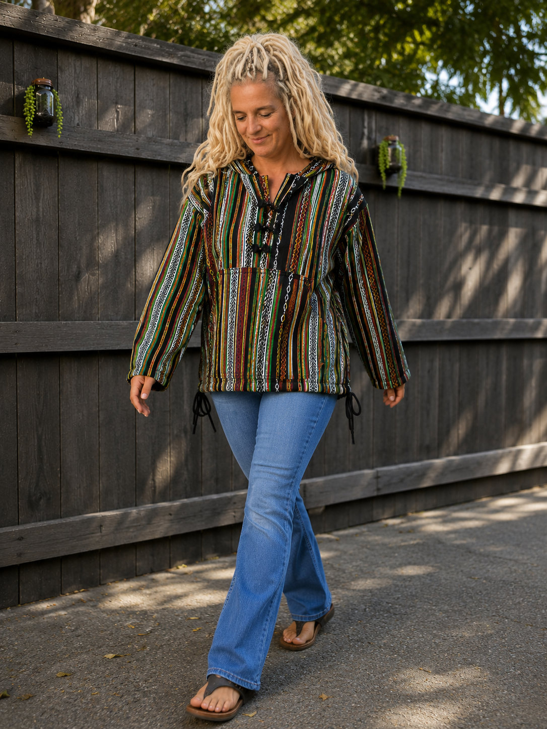 Multicolor boho hoodie dames losvallend gedragen tijdens het lopen