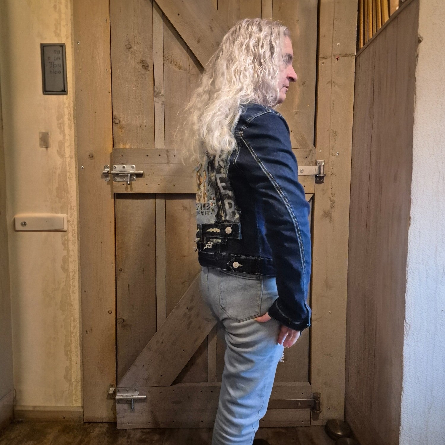 zijkant handgemaakt upcycled denim jasje met boho print op achterkant