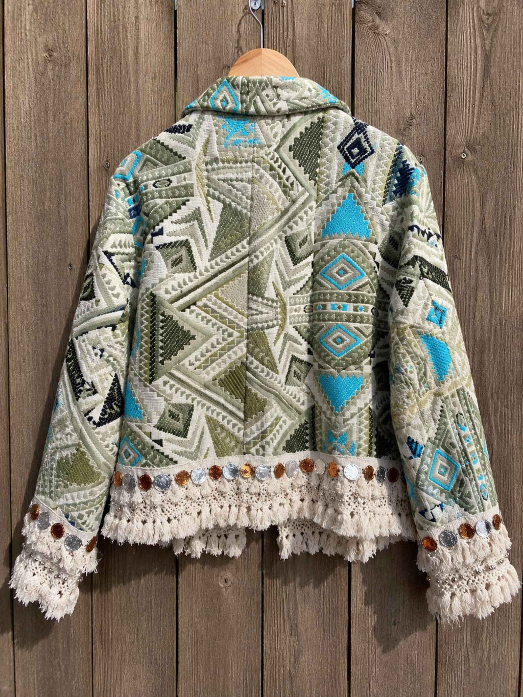 Achterzijde van One of a Kind boho jasje met uniek geweven patroon en handgemaakte details