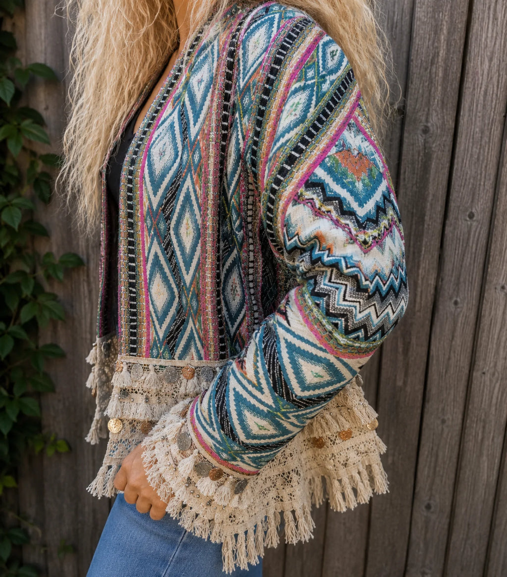 Detail van de mouw met franjes en muntjes van handgemaakt boho vest