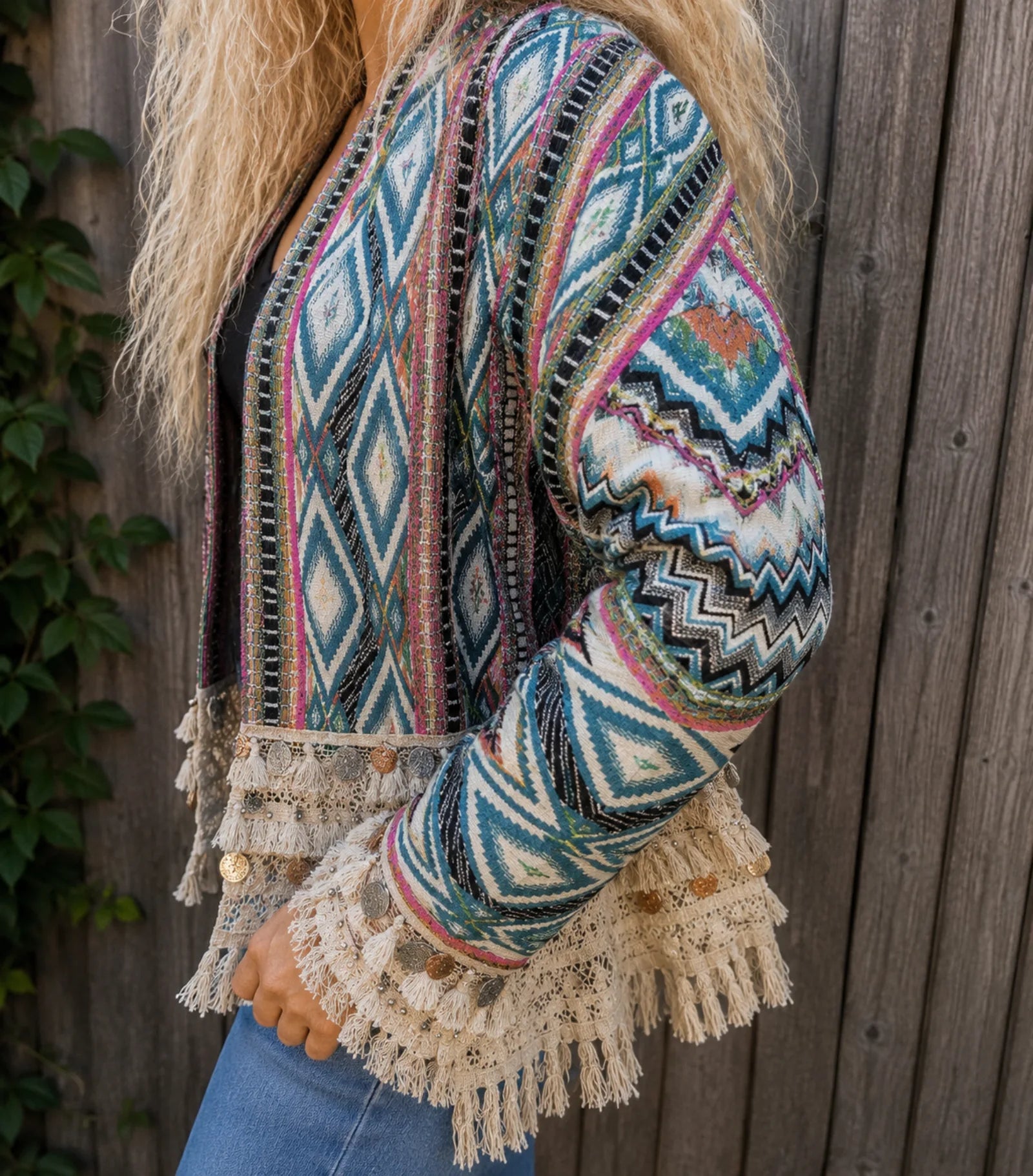 Detail van de mouw met franjes en muntjes van handgemaakt boho vest