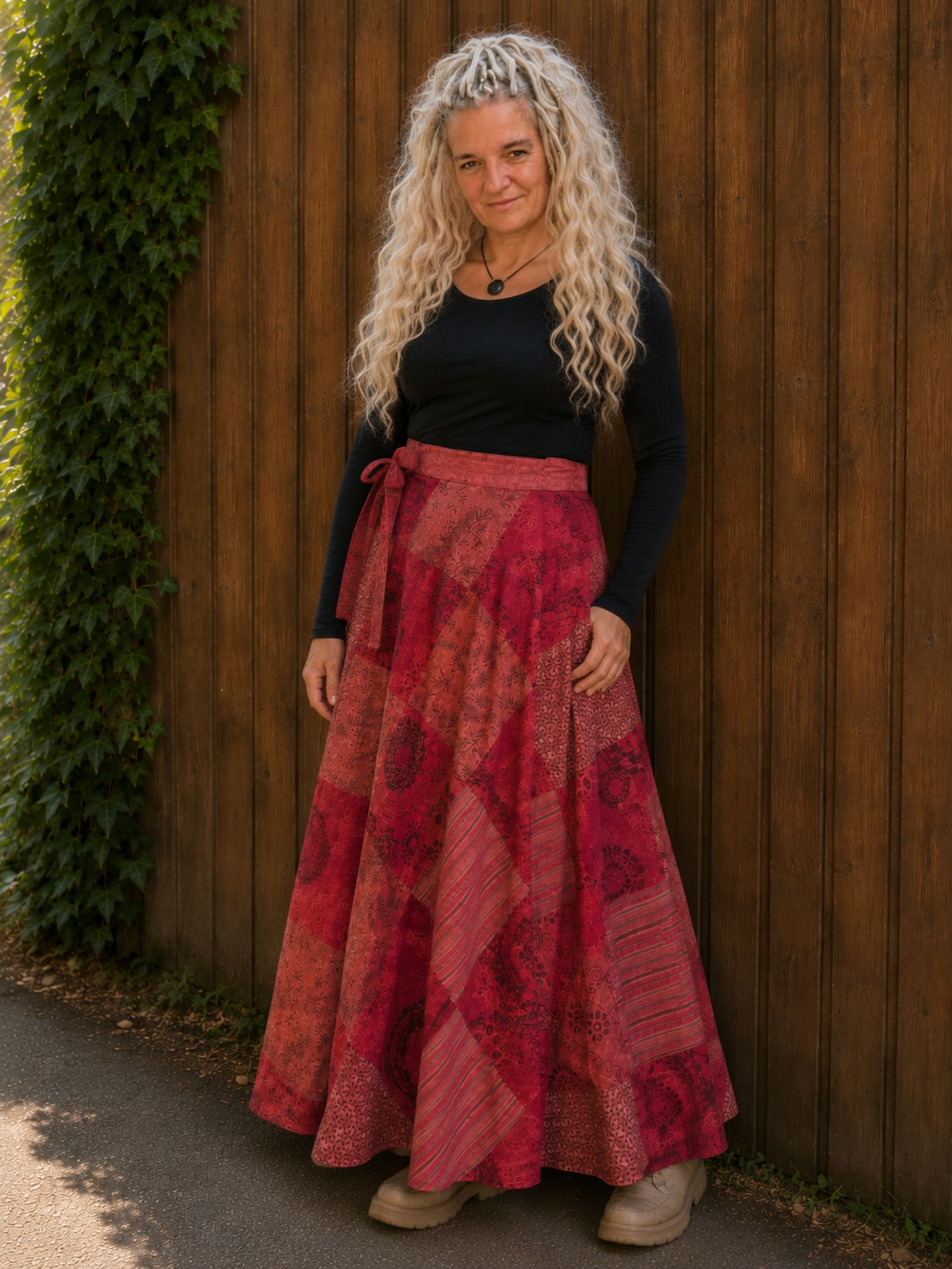 Boho patchwork wrap rok rood schuin van voren gedragen door model.