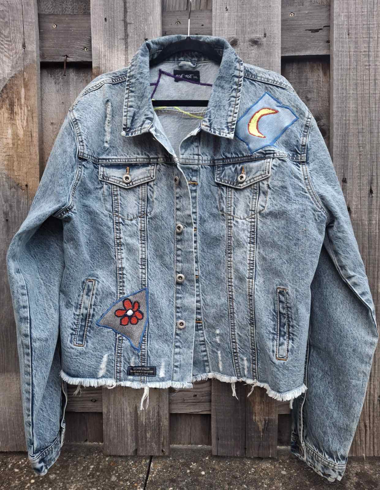 Voorkant van handgemaakt upcycled denim jasje met maan patch en boho details