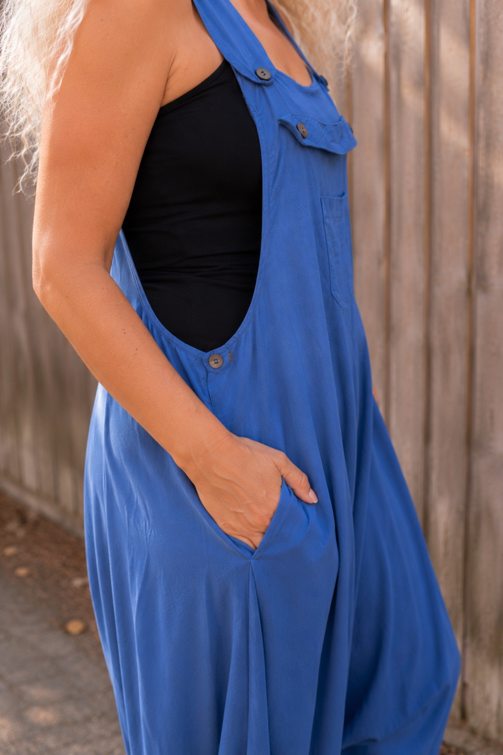 Detail van diepe steekzak en zijkant van blauwe one size boho tuinbroek – Old New Atelier
